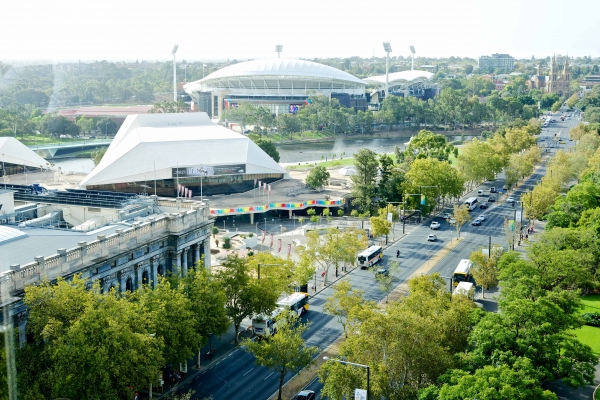 Boulevards provide a range of transport options and connections to buildings and institutions of high civic importance